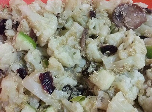 Una foto de Ensalada de coliflor, puerro y quinoa