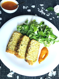 Una foto de Pastel salado de arroz integral y queso con salsa casera