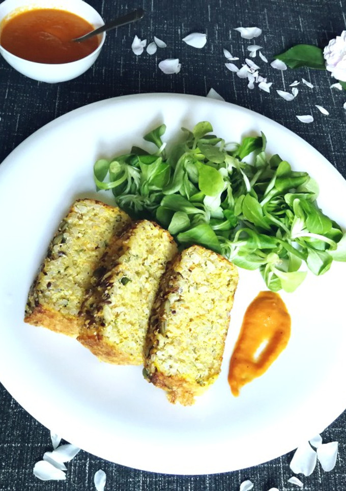 Una foto de Pastel salado de arroz integral y queso con salsa casera