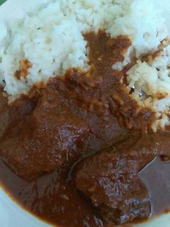 Una foto de Estofado de res con arroz blanco