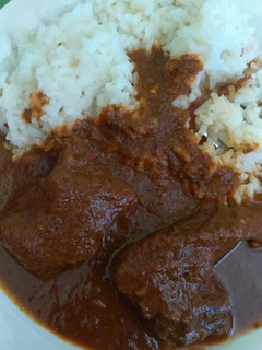 Una foto de Estofado de res con arroz blanco