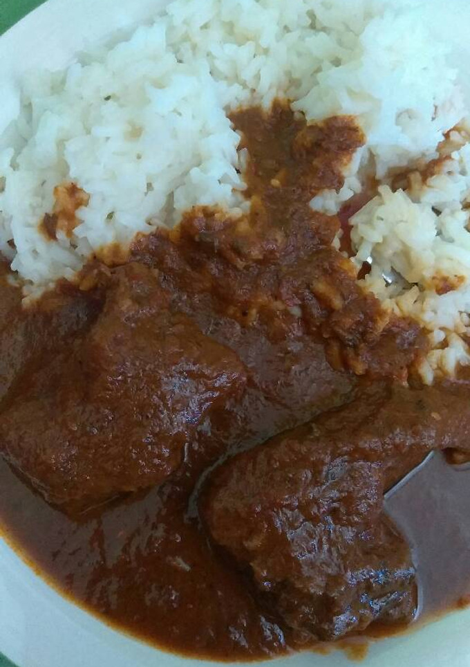 Una foto de Estofado de res con arroz blanco