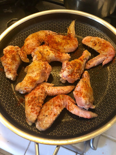 Foto di Alette di pollo speziate (BBQ style) in padella