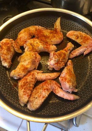 Foto di Alette di pollo speziate (BBQ style) in padella