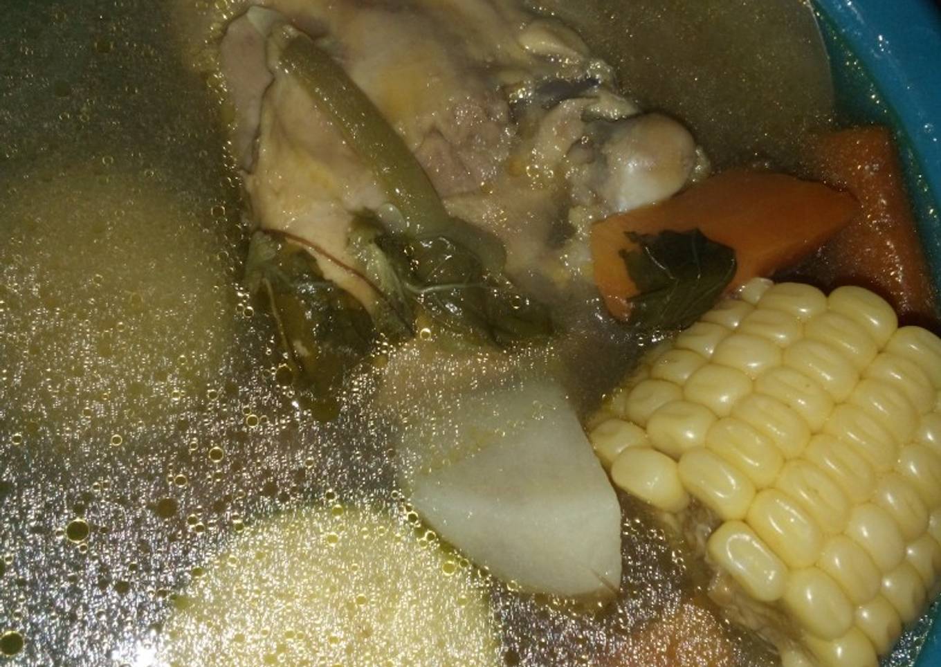 Caldo de pollo casero