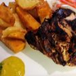 Pollito acompañado por unas papas y camotes perfectas a lo Carmelita