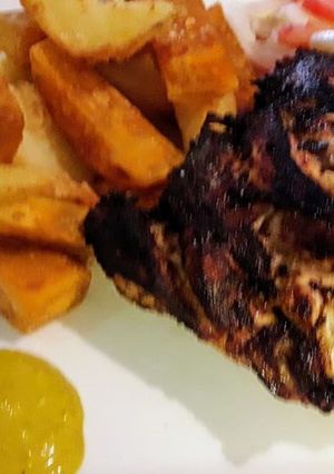 Una foto de Pollito acompañado por unas papas y camotes perfectas a lo Carmelita