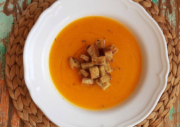 Recetta di Veloce Vellutata di zucca con crostini
