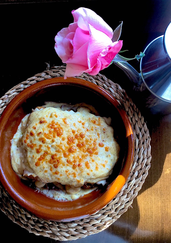 Una foto de Canelones de pollo, paté y champiñones