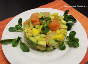 Une photo de Tartare de saumon fumé mangue et avocat