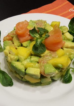 Une photo de Tartare de saumon fumé mangue et avocat