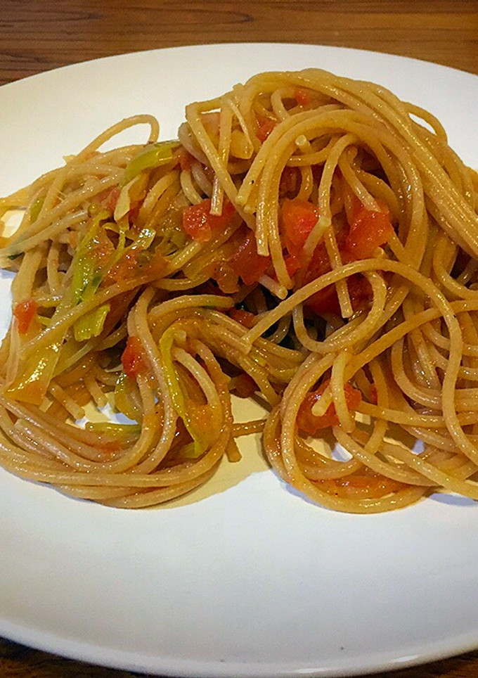 Una foto de Espaguetis integrales con puerro y tomate