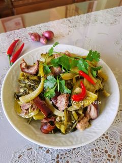 Hình của món Dưa cải chua xào heo quay.