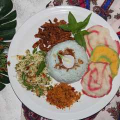 A picture of Nasi kerabu bunga telang low budget.