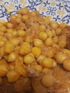 Una foto de Garbanzos con berza y pollo