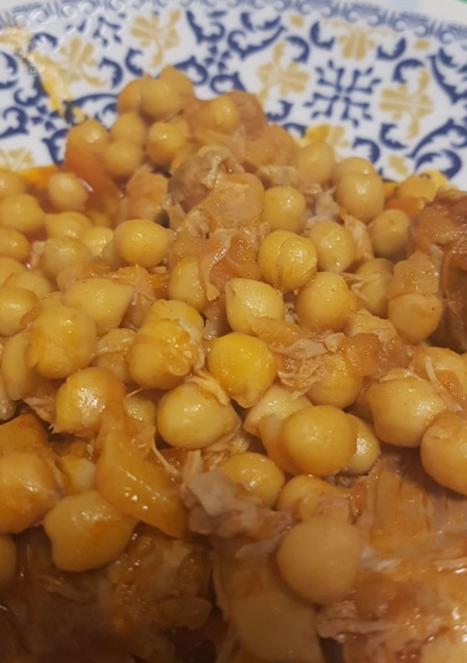 Una foto de Garbanzos con berza y pollo