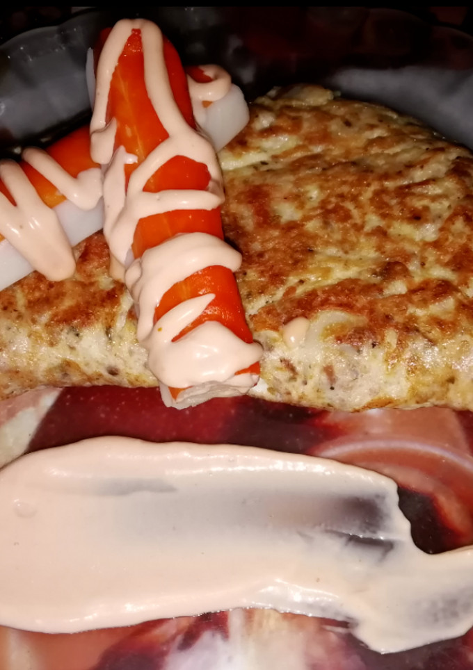 Una foto de "Cóctel" de marisco en versión tortilla francesa