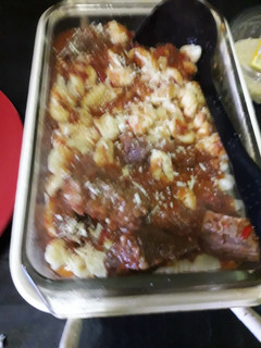 Una foto de Ñoquis de papa con salsa roja y carne