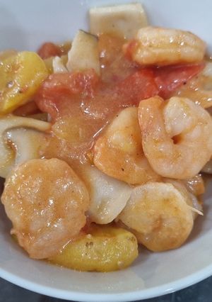 Hình của món Tôm nõn cùng nấm xào dứa và cà chua.