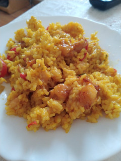Una foto de Arroz con curry y plátano frito