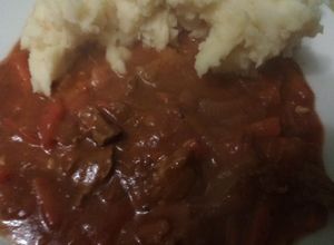 Una foto de Carne estofada con puré de papas