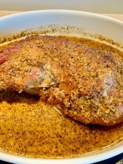 Una foto de Paletilla de cordero entera al horno con especias y miel