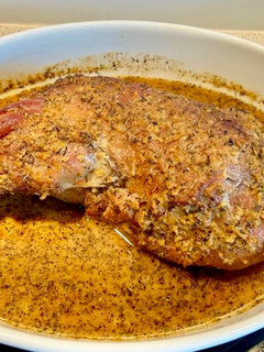 Una foto de Paletilla de cordero entera al horno con especias y miel