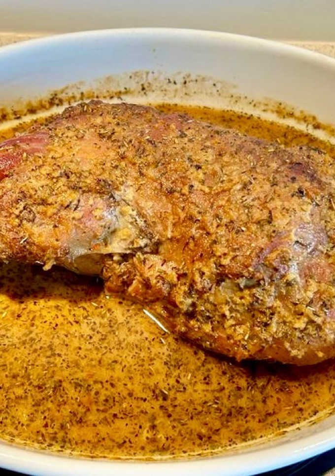Una foto de Paletilla de cordero entera al horno con especias y miel