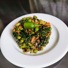 A picture of Palak and Veggies Curry.