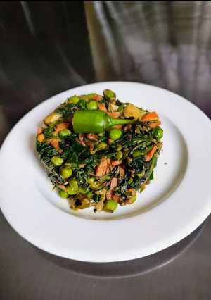 A picture of Palak and Veggies Curry.