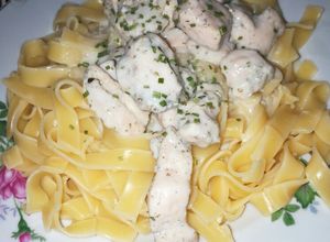 Una foto de Nido de Fetuccini a la crema y Pollo