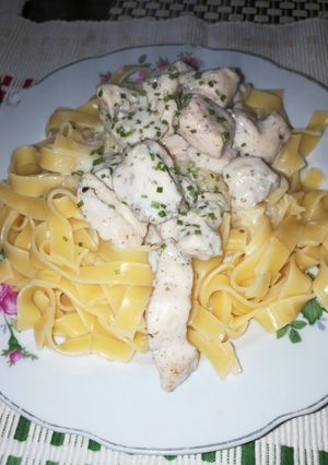 Una foto de Nido de Fetuccini a la crema y Pollo