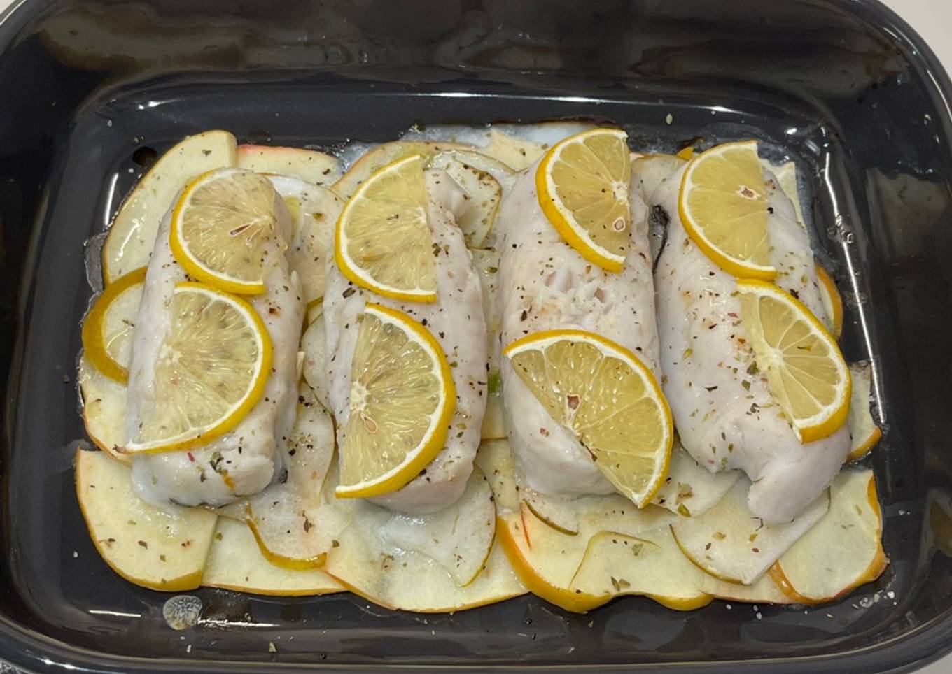 Merluza al horno con pera y manzana