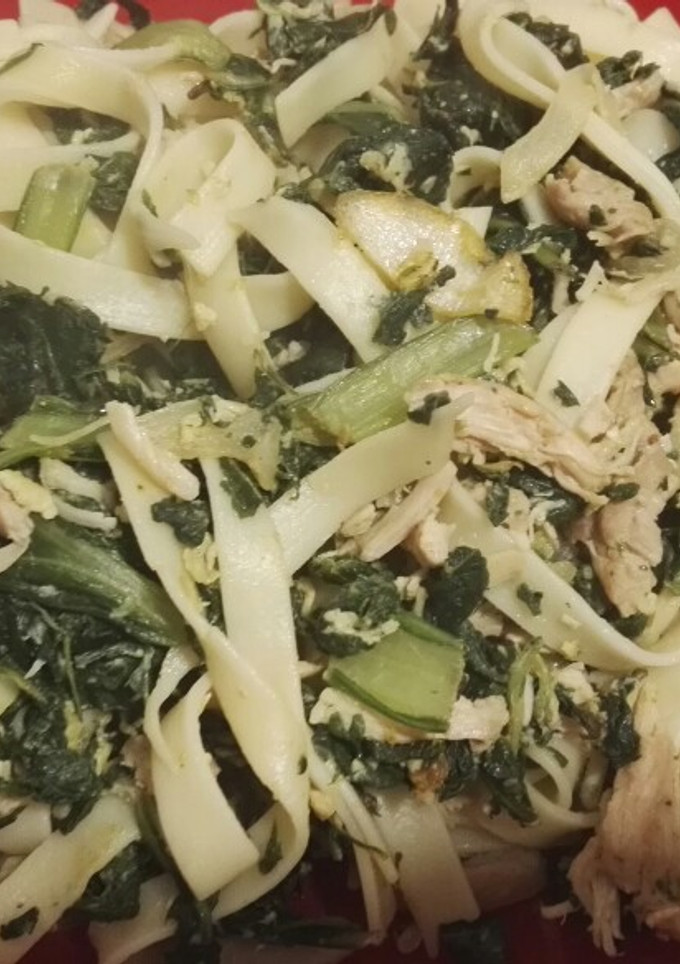 Una foto de Cintas/tallarines con acelgas y pollo