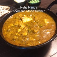 A picture of Matar Paneer.
