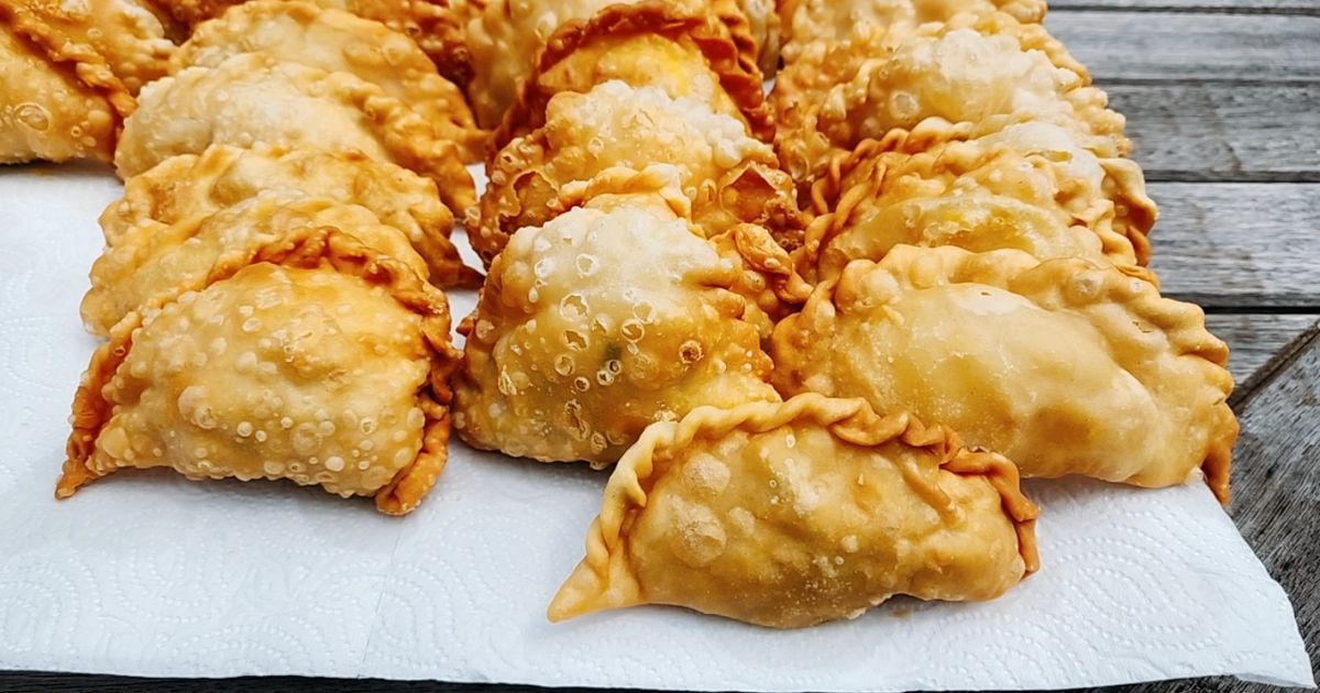 Pastel sayur dan ayam