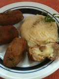 Croquetas de pescado y habichuelas rellenas con queso