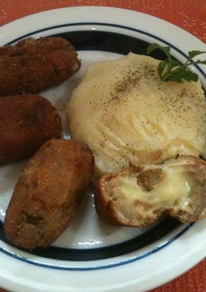 Una foto de Croquetas de pescado y habichuelas rellenas con queso