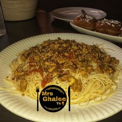 A picture of White spaghetti with egg sauce.