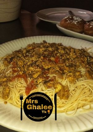 A picture of White spaghetti with egg sauce.