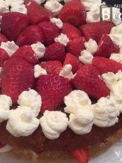 Una foto de Tarta clásica de nata y fresas