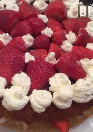 Foto principal de Tarta clásica de nata y fresas