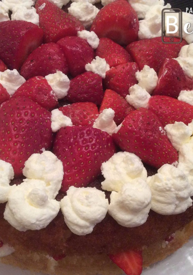 Una foto de Tarta clásica de nata y fresas