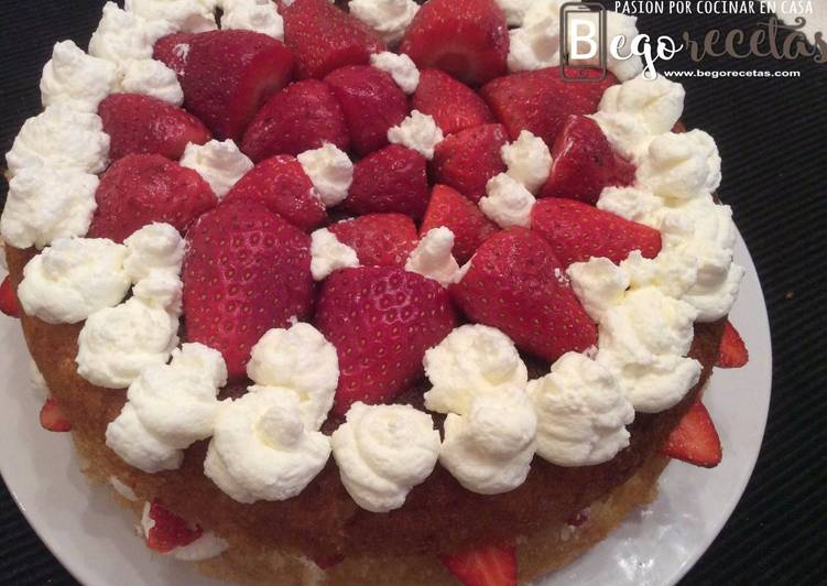 Tarta clásica de nata y fresas