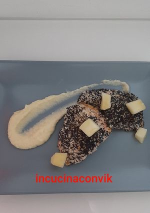 Foto di Salmone in crosta di sesamo e papavero, salsa di mele e zenzero