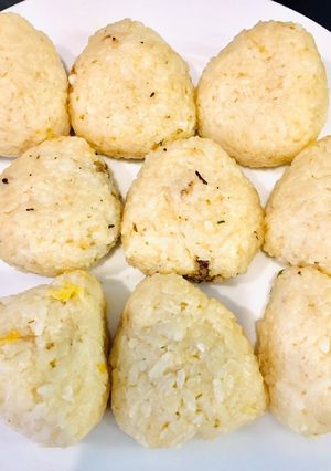 Hình của món Onigiri với cơm gạo Bắc Hà và chà bông.