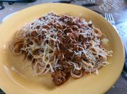 Una foto de spaguetti con salsa con carne