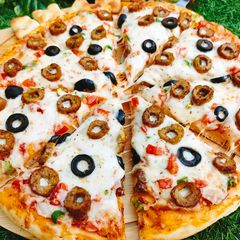 A picture of Chicken Kabab Chunks Pizza 🍕🍕🍕.