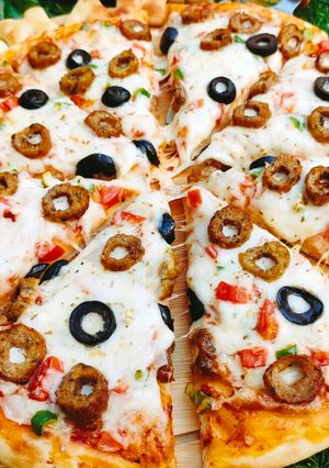 A picture of Chicken Kabab Chunks Pizza 🍕🍕🍕.