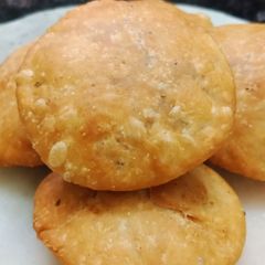 A picture of Achaari kachori.